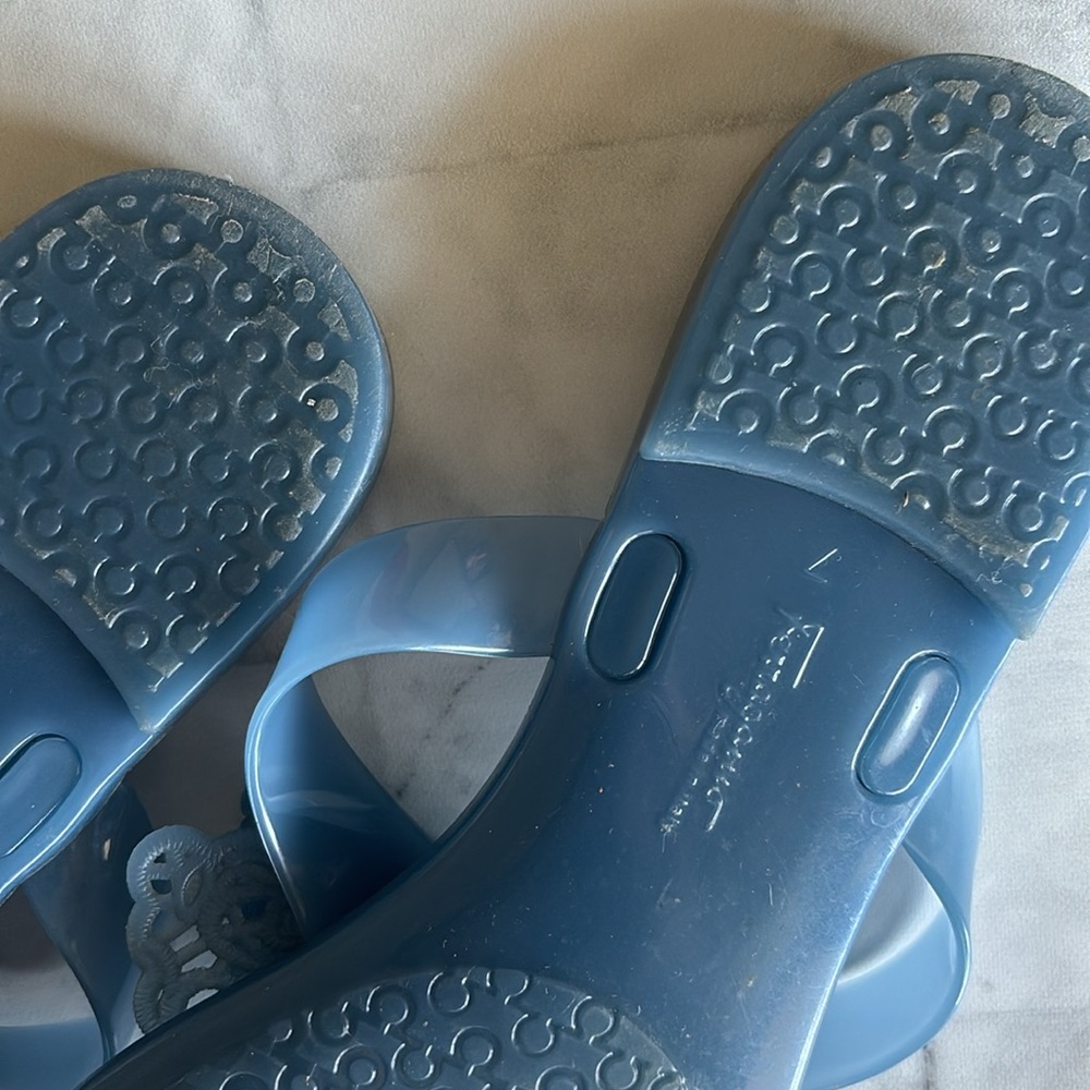 Salvatore Ferragamo Pandy Bow Jelly Thong Sandals - Picture 13 of 15